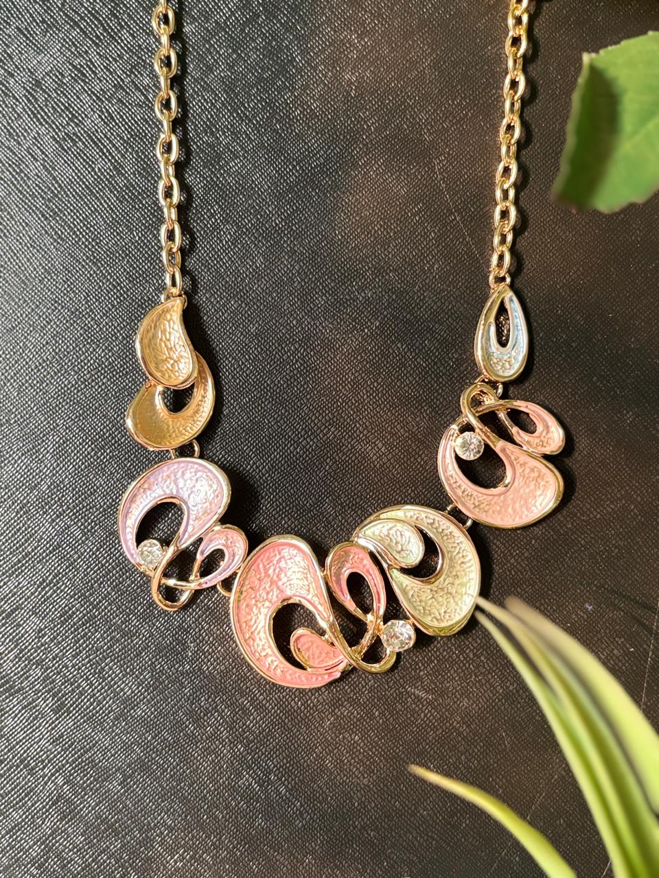 AURORA SWIRL NECKLACE