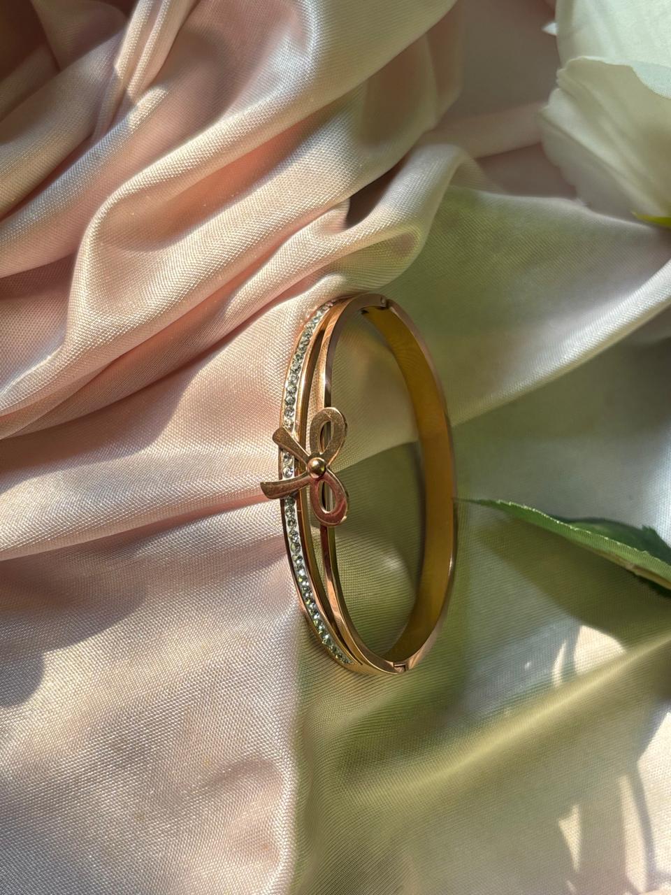 TREND SETTER BOW STAINLESS STEEL ANTI TARNISH NECKLACE