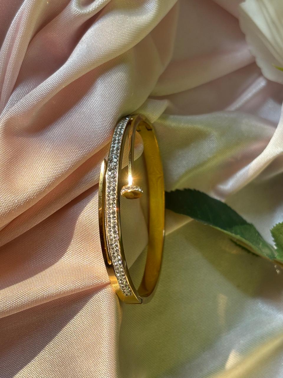 SPARKLING UNIQUE STAINLESS STEEL ANTI TARNISH BRACELET