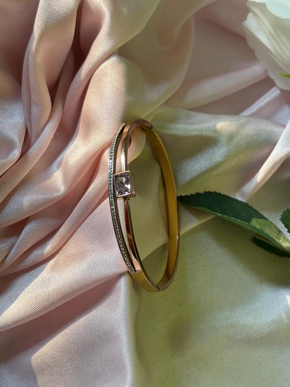 STYLISH CENTRAL DIAMOND STAINLESS STEEL ANTI TARNISH BRACELET