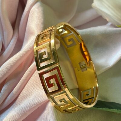 SQUARE SHAPED GOLDEN STAINLESS STEEL ANTI TARNISH BRACELET