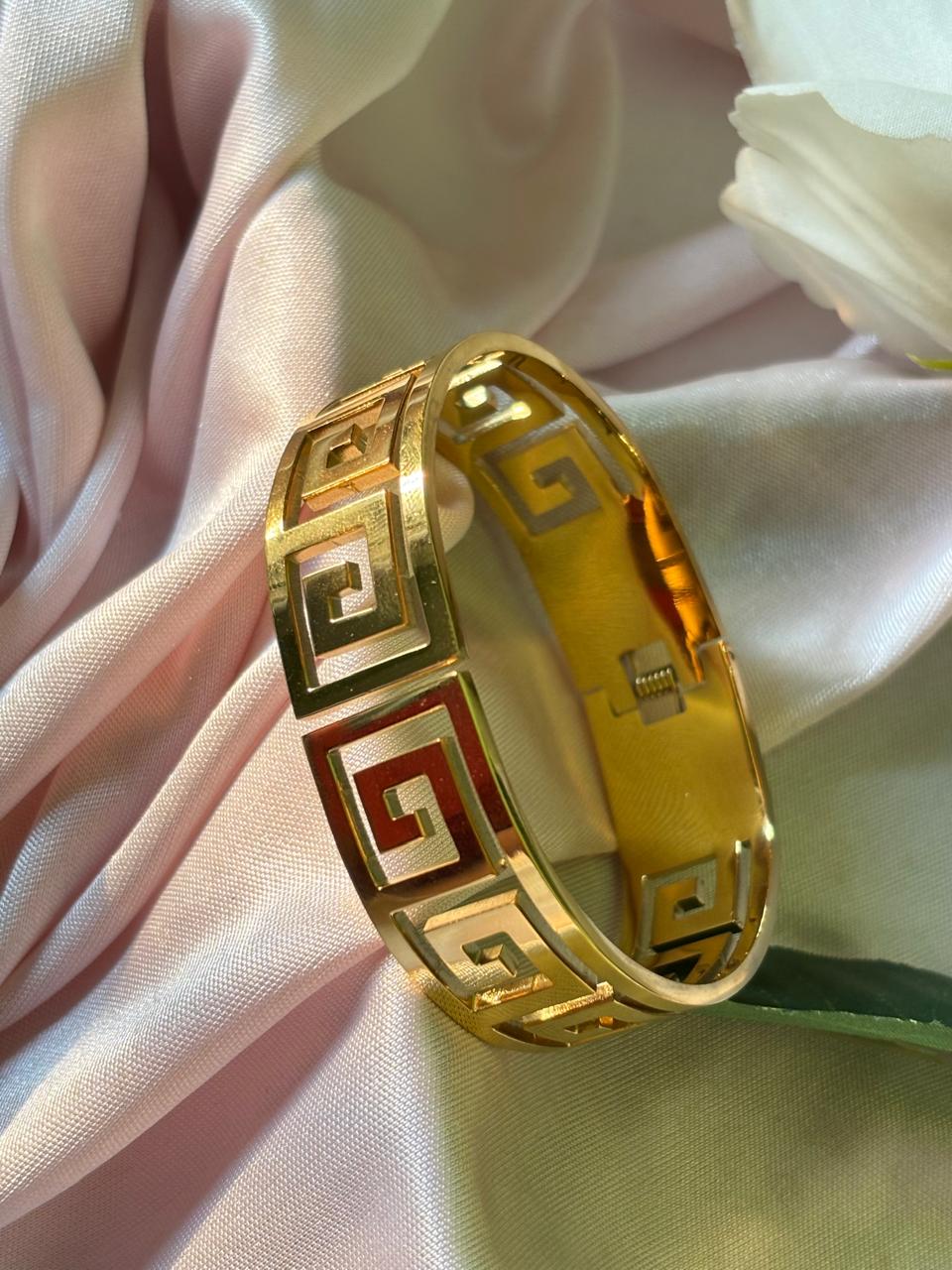 SQUARE SHAPED GOLDEN STAINLESS STEEL ANTI TARNISH BRACELET