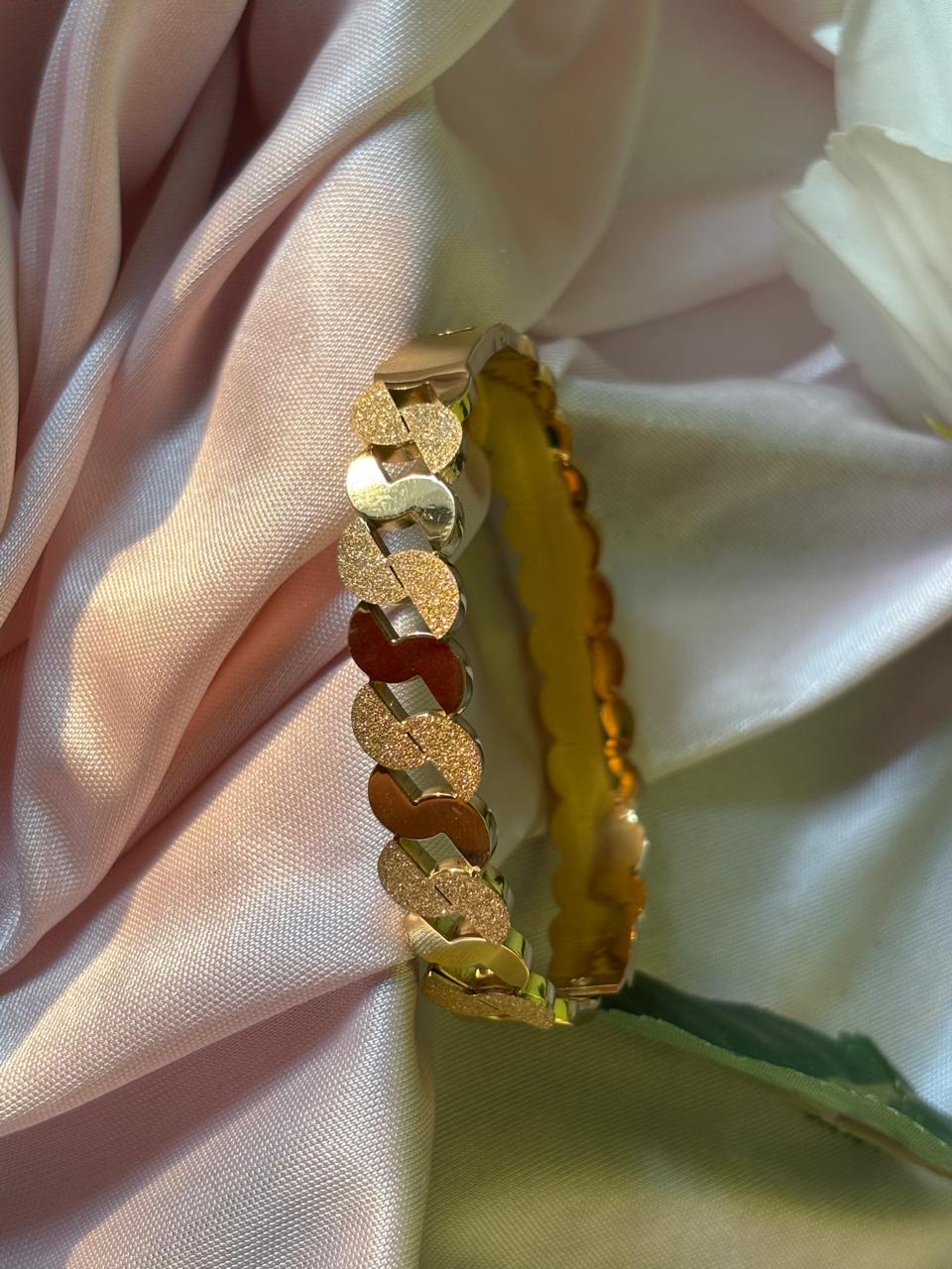 GOLDEN DUCK SHAPED STAINLESS STEEL ANTI TARNISH BRACELET