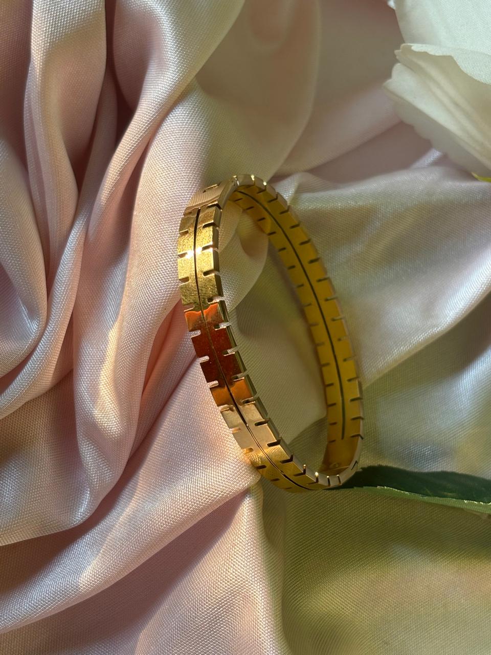 DOUBLE SIDE CUT STAINLESS STEEL ANTI TARNISH BRACELET