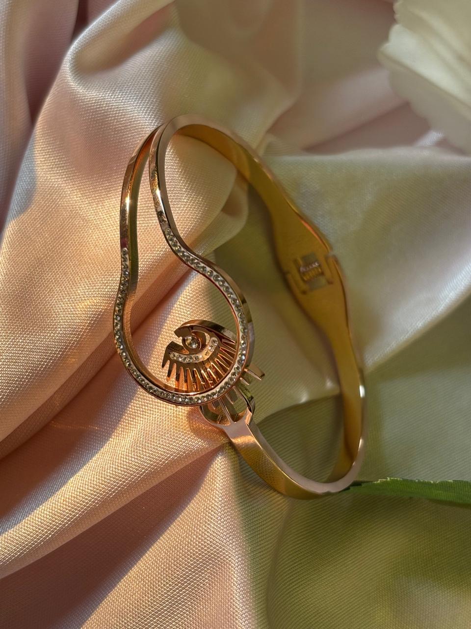 GOLDEN EVIL EYE UNIQUE STATEMENT PIECE STAINLESS STEEL ANTI TARNISH BRACELET