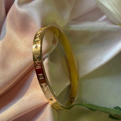 GOLDEN DAINTY DESIGN STAINLESS STEEL ANTI TARNISH BRACELET