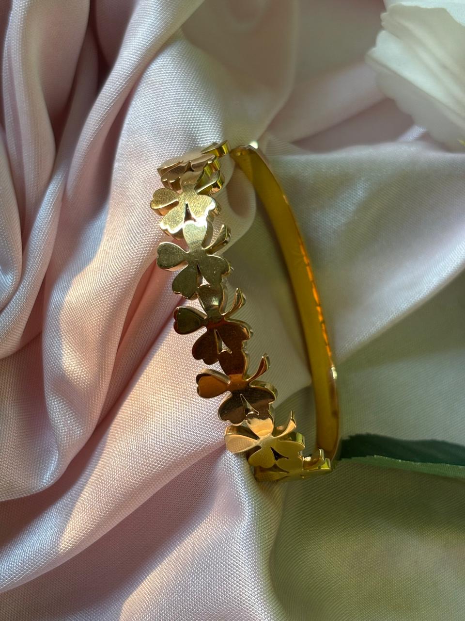 FLOWERY DESIGNER STAINLESS STEEL ANTI TARNISH BRACELET